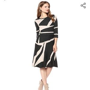 ❤️❤️NWT Gabby Skye SHARP Tan & Black Geometric Fit & Flair Dress Size Small❤️❤️